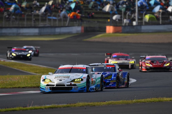 GT300クラスは、ポールポジションからスタートしたNo.61 SUBARU BRZ R&D SPORTとの接戦の末、No.60 SYNTIUM LMcorsa GR Supra GT（写真手前）がトップでゴール。