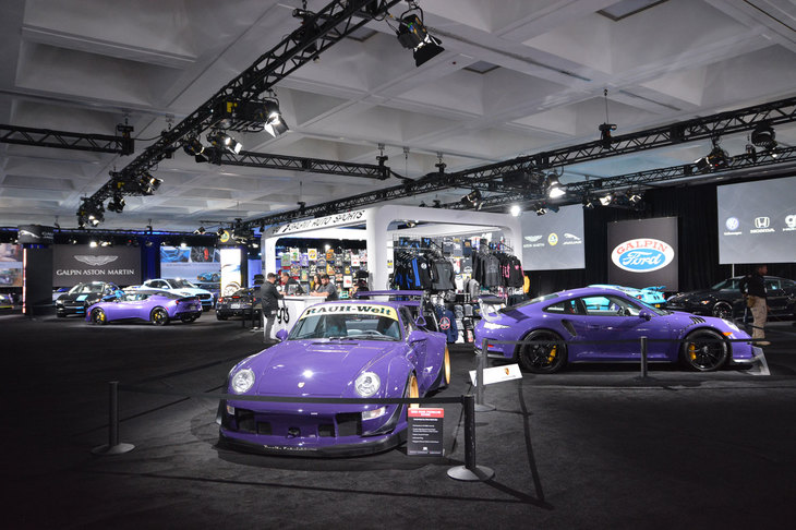 2つのメインホールをつなぐコンコースホールには、カスタムカーを並べた展示エリアがある。主催はGALPINという現地のディーラーだ。