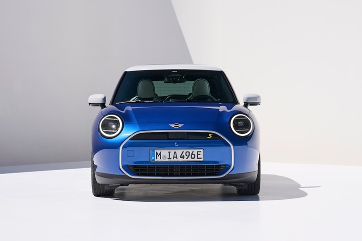 EV版の「MINIクーパーSE」。ヘッドランプとテールランプのシグネチャーには複数の発光パターンが用意され、任意で切り替えることができる。