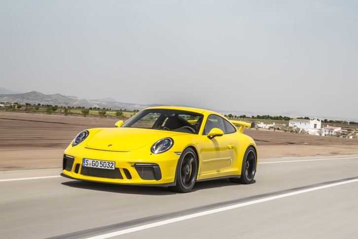 こちら「レーシングイエロー」の試乗車は6段MT仕様。同仕様の車重は1413kgと、PDK仕様より17kg軽い。