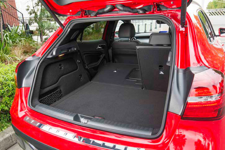 荷室の容量は421～1235リッター。テールゲートの電動開閉機構は、「GLA」全車に標準で備わる。