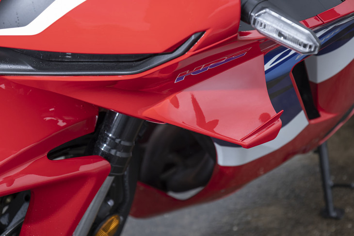 最近の空力デバイスも従来型にはなかった特徴。サイドカウルのウイングレットは、コーナーでバイクが傾いても継続的にダウンフォースを発生するようデザインされている。