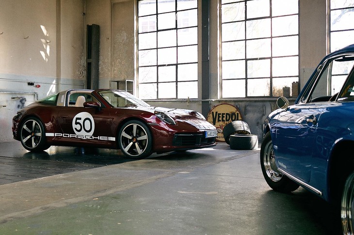 「911タルガ4Sヘリテージデザインエディション」（写真左）は8段AT仕様のみで、伝統的なMT車は用意されない。日本仕様では、右ハンドルのほか左ハンドルも選べる。