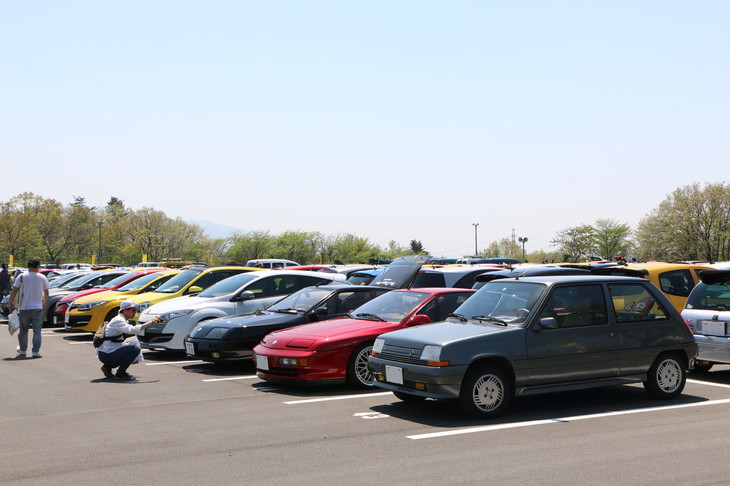 Cパドックに集結した「ルノー・スポール・ジャンボリー」の参加車両。ルノースポールモデルを中心に新旧のさまざまなルノー車が250台以上も集まった。参加者たちは、オーナー同士の交流や同時開催となるモーターファンフェスタのイベントを楽しんでいた。