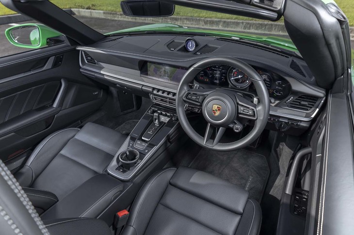 「パイソングリーン」のボディーカラーを引き立てるかのように、試乗車のインテリアはブラックのレザーで引き締められていた。ステッチにだけ「クレヨン」を使っているところがオシャレだ。