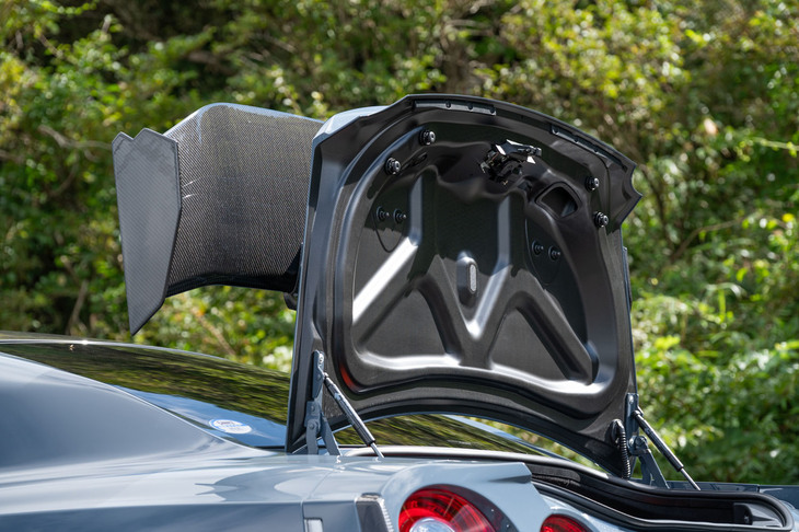 トランクリッドもカーボン製で、リアウイングごと垂直まで開く。トランク容量は315リッター。