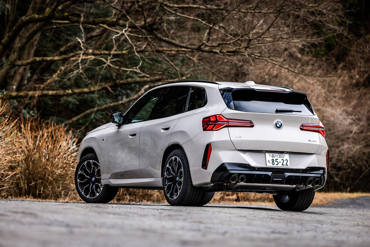 「Mパフォーマンスモデル」に分類される「X3 M50 xDrive」では、リアビューをスポーティーに演出する4本出しのエキゾーストパイプフィニッシャーを採用。最新型ではリアのトレッドが、先代比で45mm広げられている。