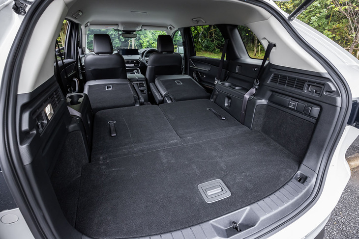 荷室容量は3列目シート使用時で258リッター、3列目シート格納時で687リッター、2・3列目シート格納時で1221リッター（写真）となる。シート格納時のフロア（シートバック）やリフトゲート掃き出し部の段差が少ないのも特徴である。