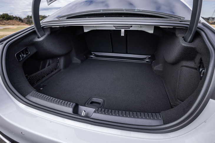 床下にも収納スペースが設置される「E220d」の荷室容量は、従来型と同じく540リッター。自動開閉トランクリッドが新型「Eクラス」のすべてのモデルに標準で装備されている。