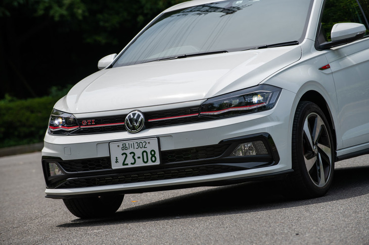 フロントグリルにはハニカムパターンのメッシュを採用。左右のヘッドランプを貫く赤いラインがスポーティーな印象を強めている。