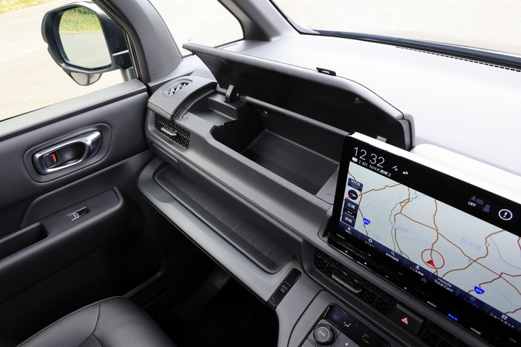 ホンダ・ステップワゴンe：HEVスパーダ（収納）