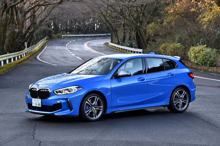 
	【BMW M135i xDriveのスペック】
	ボディーサイズ：全長×全幅×全高＝4335×1800×1465mm／ホイールベース：2670mm／車重：1580kg／駆動方式：4WD／エンジン：2リッター直4 DOHC 16バルブ ターボ／トランスミッション：8段AT／最高出力：306PS（225kW）/5000rpm／最大トルク：450N・m（45.9kgf・m）/1750-4500rpm／タイヤ：（前）225/40R18 92V／（後）225/40R18 92V（ブリヂストン・トランザT005 RFT）／燃費：13.6km/リッター（JC08モード）／12.0km/リッター（WLTCモード）／価格：630万円
	
	【取材時の燃費データ】
	テスト距離： 329.5km（市街地1：高速道路8：山岳路1）／使用燃料：34.0リッター（ハイオクガソリン）／参考燃費：9.7km/リッター（満タン法）／10.9km/リッター（車載燃費計計測値）
	