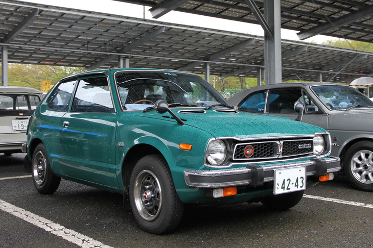 1975年「ホンダ・シビック1500RSL」。H1300シリーズの失敗から、空冷から水冷に、高回転高出力型から中低速重視へと、ドラスティックな転換を果たして1972年に登場した初代シビック。見事ヒットしてホンダの財政を建て直した。その初代シビックでも排ガス未対策の高性能グレードである「RS」は旧車イベントでよく見かけるが、CVCCエンジン搭載のスポーティー仕様であるRSLは珍しい。