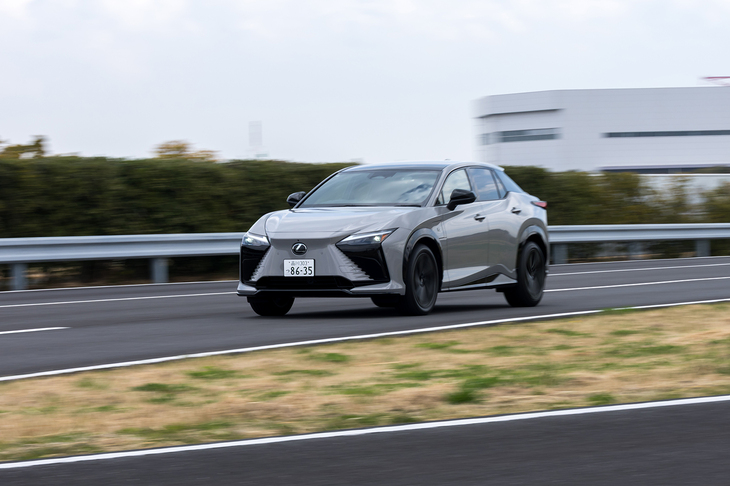 ステアリングパドルを使って8段AT車のようなドライブができる「インタラクティブマニュアルドライブ」も搭載している（パドルによる手動変速のみに対応）。