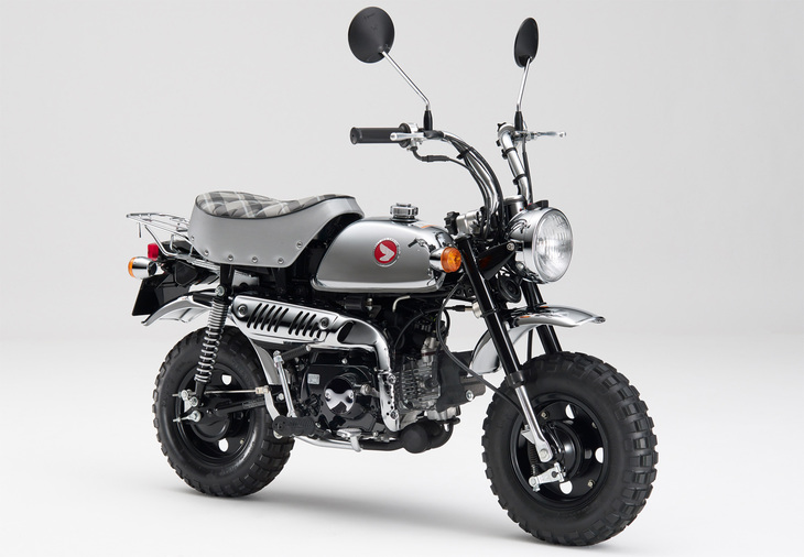2017年8月いっぱいで生産終了となった「ホンダ・モンキー」。後に125ccエンジンを搭載した、車体も一回り大きな「モンキー125」が登場したが、「50ccクラスのレジャーバイク」としてのモンキーは、このモデルが最後となった。