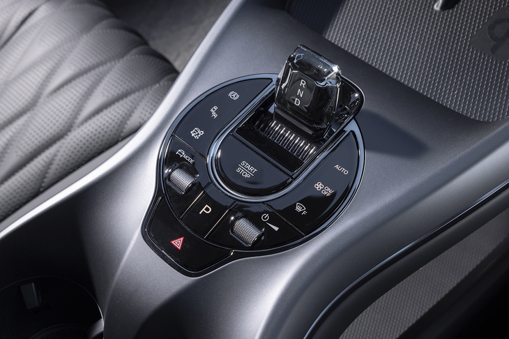 センターコンソールの中央にシフトセレクターなどがまとめてレイアウトされている。セレクターレバーと「P」スイッチの間にスタート／ストップボタンがあるのは誤操作を招きやすい。