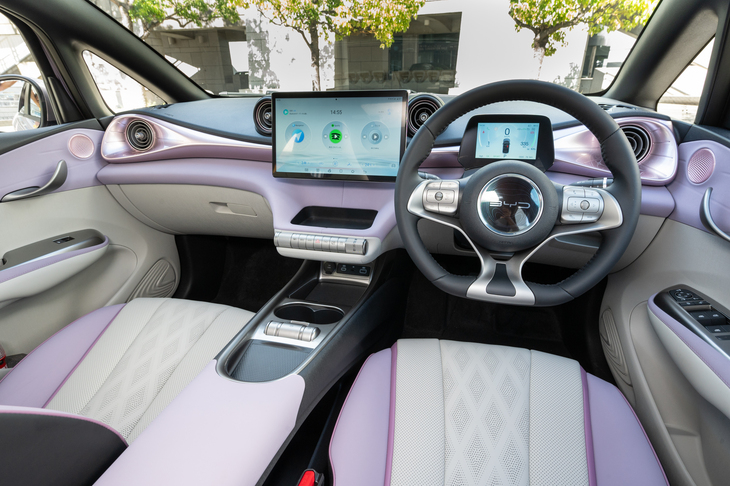 インテリアカラーはボディーカラーに合わせて選択される。人の好みはともかくとして、ピンクの内装は明るく華やかな雰囲気だ。