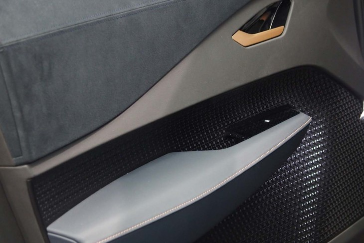 「ニッサン アリア コンセプト」のフロントドアの内張り。