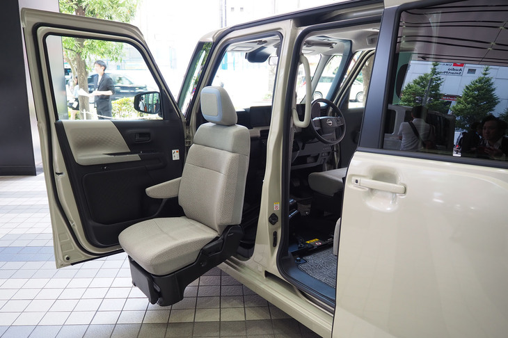 日産ルークス 助手席スライドアップシート（フロントシート）