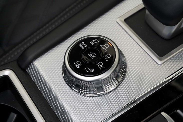 ドライブモードは「ノーマル」「エコ」「パワー」「ターマック」「グラベル」「スノー」「マッド」の全7種類。