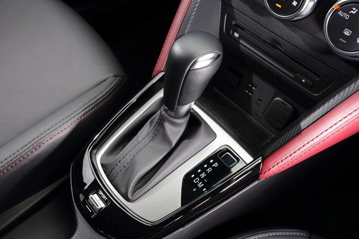 トランスミッションはトルコン式の6段ATのみ。ディーゼル車とは異なり、6段MTの設定はない。