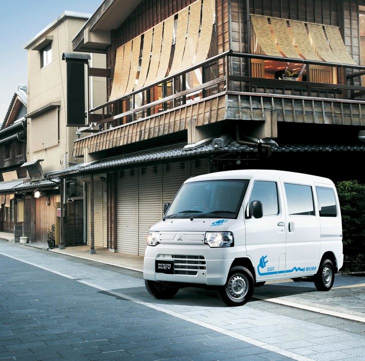 2021年3月に一般販売を終了したものの、このたび2022年秋の再販が発表された「ミニキャブ ミーブ」。容量16kWhのバッテリーを搭載し、一充電走行可能距離はJC08モードで150kmとされている。