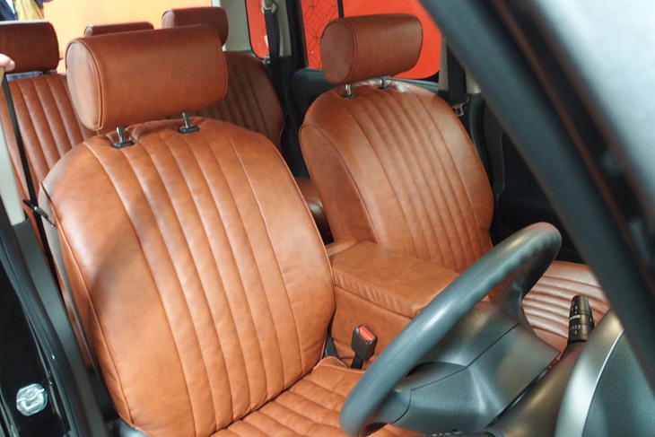 「リフレッシュパッケージ」と「カスタムパッケージ」の「プレミアム」が選択された車両では、運転席まわりのスイッチ類とフロアマットなどが新品アイテムに交換される。ただし、スイッチ類の交換は車両コンディションによって異なる。