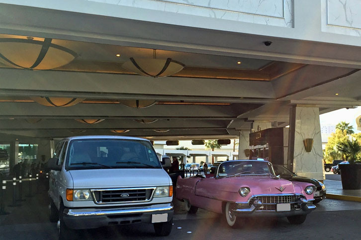 ウエストゲートホテルでみつけた、1955年キャデラック。ピンクのキャディは、世紀を超えてラスベガスの必須アイテムなのであろう。