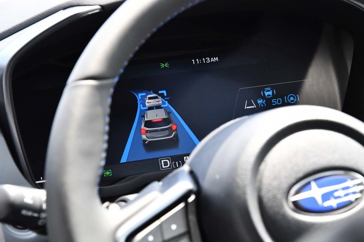 運転支援システムの作動状況は、フル液晶のメーターパネルを介して逐一ドライバーに伝えられる。