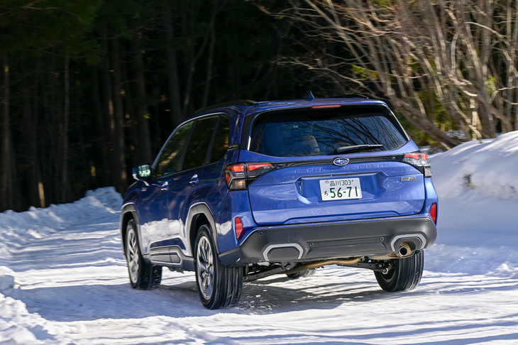 ハイブリッドの「S：HEV」はモーター駆動による豊かなトルクと扱いやすさが美点。プロペラシャフトを使ったメカニカルな4WDというのもうれしい。