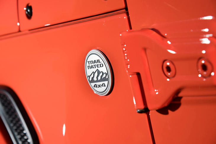 過酷なルビコントレイルでの性能テストをパスしたモデルに与えられる「TRAIL RATED」のバッジ。テスト車のボディーカラーには、「ローンチエディション」専用色の「パンプキンメタリック」が採用されていた。