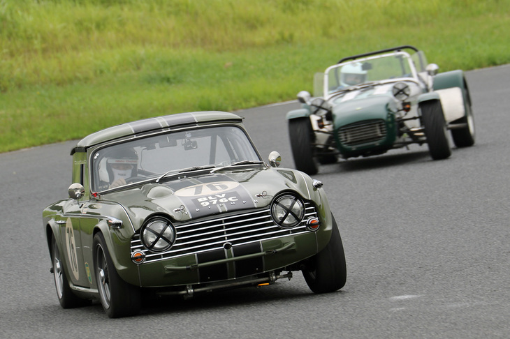 スーパークリスタルカップ／ハイパークリスタルカップ混走で6位（スーパークリスタルでは2位）に入った「トライアンフTR4A」。後ろの「ロータス・セブンS3」はこの後トライアンフTR4Aを抜き、混走で5位（スーパークリスタルでは優勝）となった。