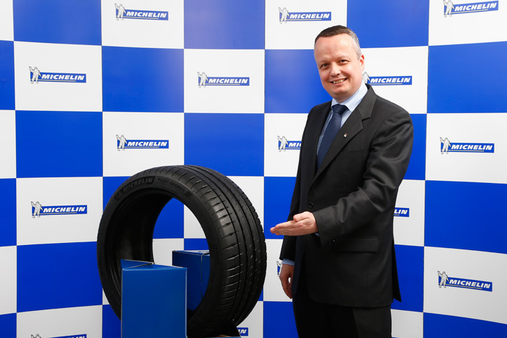 「ミシュラン・パイロットスポーツ4」と日本ミシュランタイヤ代表取締役社長のポール・ペリニオ氏。