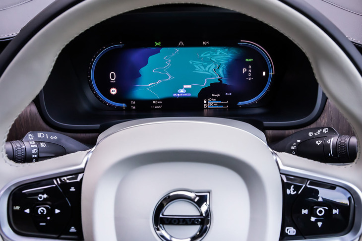 ドライバーインフォメーションディスプレイと呼ばれるメーターは、12.3インチサイズ。中央部にナビを表示する「Navi」と中央部が空白になる「Calm」の2種類から画面デザインを選択できる。写真はNaviを選択した様子。