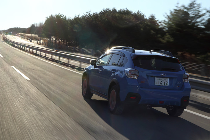 山梨県の東富士五湖道路を行く「XVハイブリッドtS」。テスト車には「アイサイト」に加え、後側方警戒支援システムやハイビームアシストなどからなる「アドバンスドセイフティパッケージ」が装備されていた。