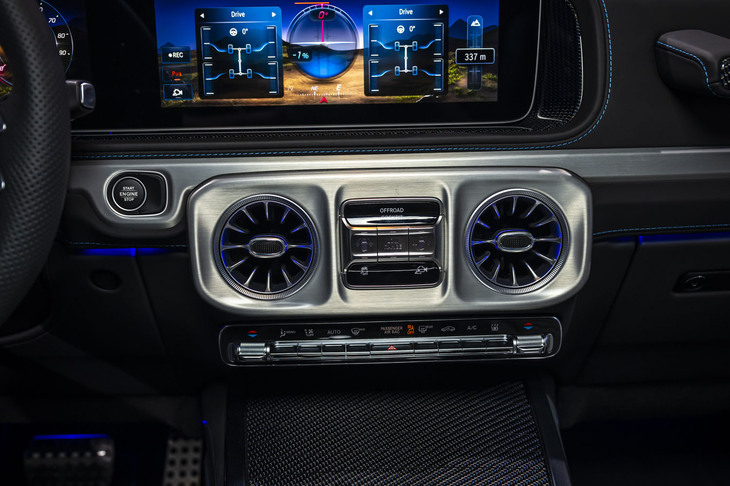 内燃機関モデルのデフロックスイッチの場所には「Gターン」と「Gコーナリング」のスイッチが備わっている。中央のスイッチでローレンジも使える。