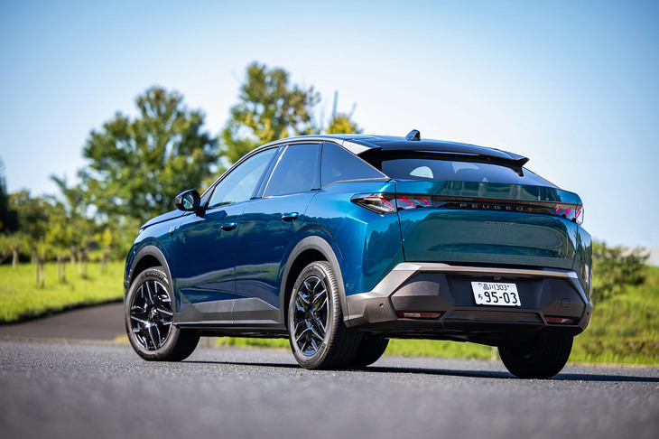 外板色は写真の「インガロブルー」に加えて、「オブセッションブルー」、「オケナイトホワイト」の全3色から選択できる。インガロブルー以外はいずれも6万6000円の有償色となる。