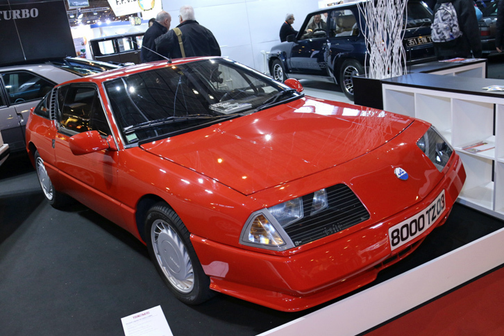 手前は、1989年製「アルピーヌV6ターボ」。2.5リッターV6エンジンの最高出力は200ps/5750rpm。最高速は250km/hに達した。