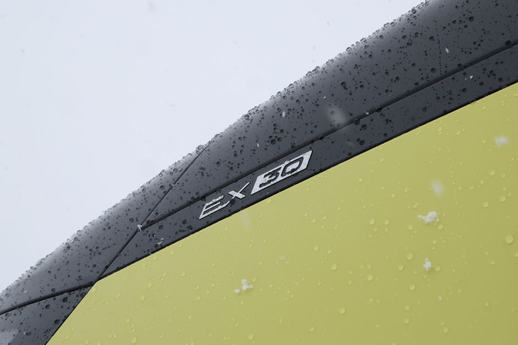 日本では現在、容量69kWhのリチウムイオンバッテリーを搭載し、1基のモーターで後輪を駆動する「EX30ウルトラ シングルモーター エクステンデッドレンジ」のみのラインナップ。今後、フロントにモーターを追加した4WDモデル「ツインモーター」や、アウトドアテイストの「EX30クロスカントリー」も導入が予定されている。