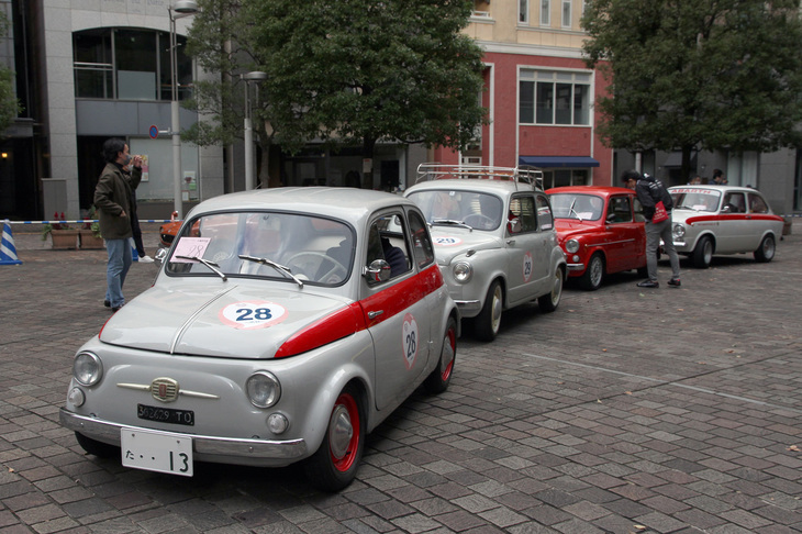 お行儀よく「小さいもの順」に並んで移動するスモールフィアット。手前から1959年「ヌオーバ500スポルト」、1956年「600」、1963年「アバルト850TCニュルブルクリンク」、1967年「アバルトOT850」。