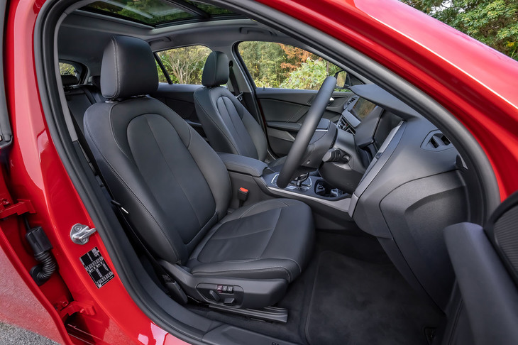 ヒーター付きの電動フロントシート（運転席メモリー付き）は、パーフォレーテッドダコタレザーの表皮とともに「ハイラインパッケージ」に含まれるオプション。