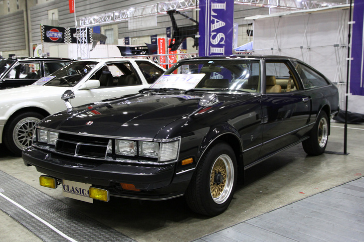 1980年「トヨタ・セリカXX」。2代目「セリカ リフトバック」のノーズを延ばし、「クラウン」や「マークII」に使われていた2リッター、または2.6リッター（後に2.8リッターに）直6 SOHCエンジンを搭載した初代XX。車名のXX（ダブルエックス）がアメリカでは成人映画のレーティング用語だっため、輸出仕様は「スープラ」を名乗った。