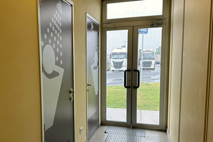 売店内には、主にトラックドライバー向けのシャワー室も。