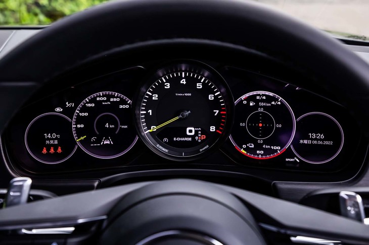 ポルシェ伝統の5連デザインが採用されたメーターパネル。センターにはエンジン回転計が配置される。