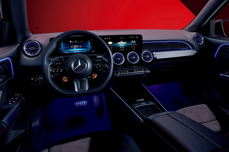 ナビゲーションやインストゥルメントパネル内の各種設定や安全運転支援システムの設定を手元で操作できる、3本ツインスポークデザインの新しいステアリングホイールが採用される。