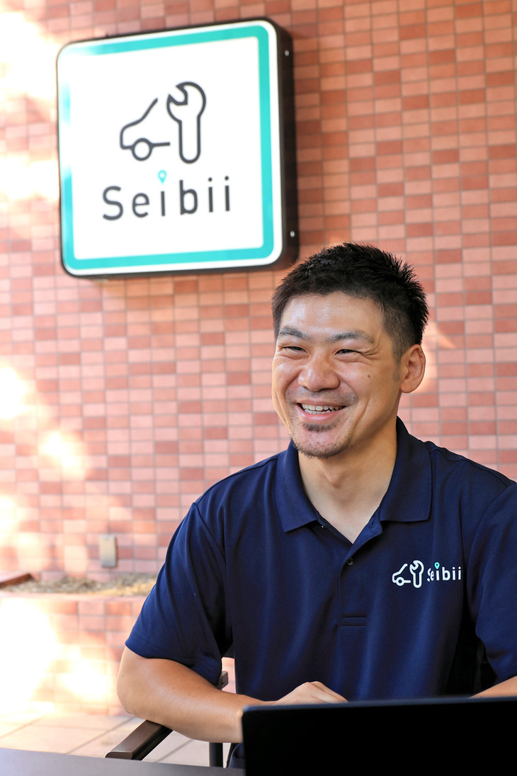 セイビーのサービスの特徴を説明する、カーオーナー事業部の矢部貴文部長。出張サービスならではの手間の少なさに加え、点検内容の透明化や、明瞭であいまいなところのない見積もりなどによる納得感、安心感も大きな魅力のようだ。