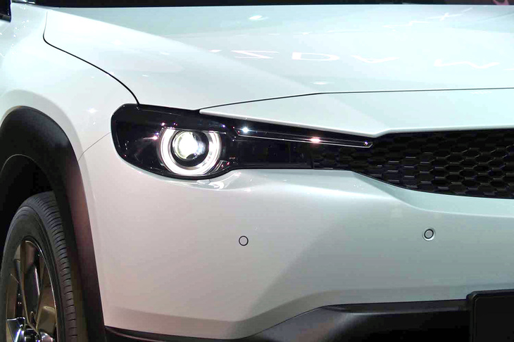 グリルがヘッドライト部分にまでつながった、立体的なフロントマスク。これをマツダの次世代フェイスとみる向きもある。