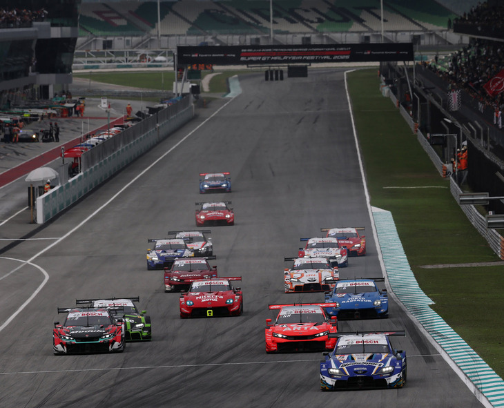 GT500クラスのスタートシーン。SUPER GTのレースがマレーシアで開催されるのは2013年以来、12年ぶりのことである。