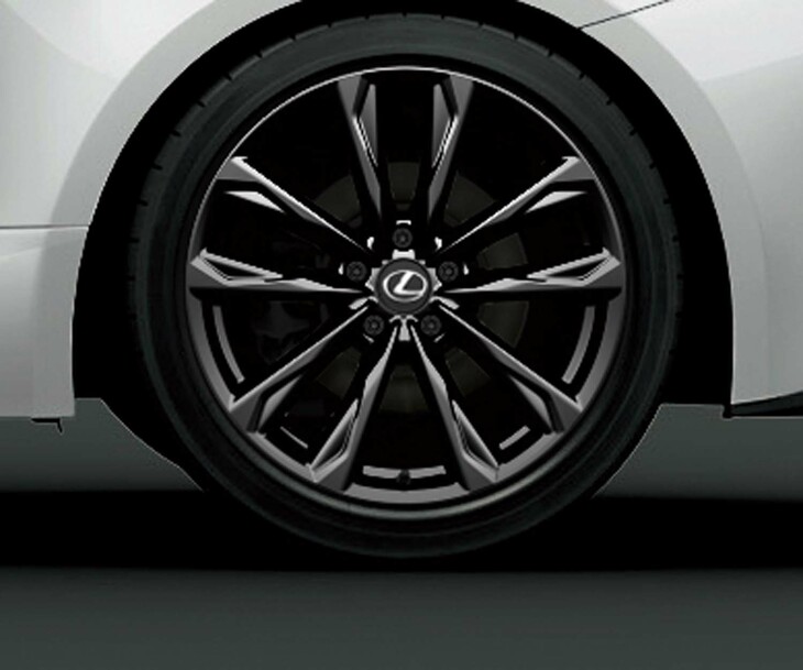 “Fスポーツ”専用のアルミホイール（スーパーグロスブラックメタリック塗装）