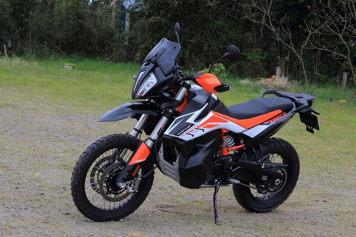 「790アドベンチャーR」は、オフロード走行を意識したシートやタイヤを装着する。最低地上高は「790アドベンチャー」よりも30mm高い263mm。